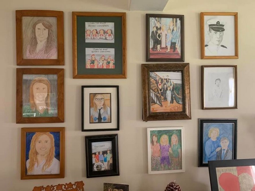 Une fille a remplacé ses photos de famille une à une par des dessins au crayon et ses parents n’ont rien remarqué pendant 11 jours
