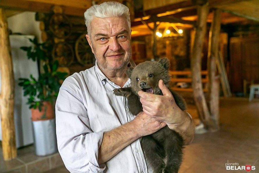 Un ourson perdu arrive dans une ferme et les autorités suggèrent de l’euthanasier, mais cet homme décide de l’élever