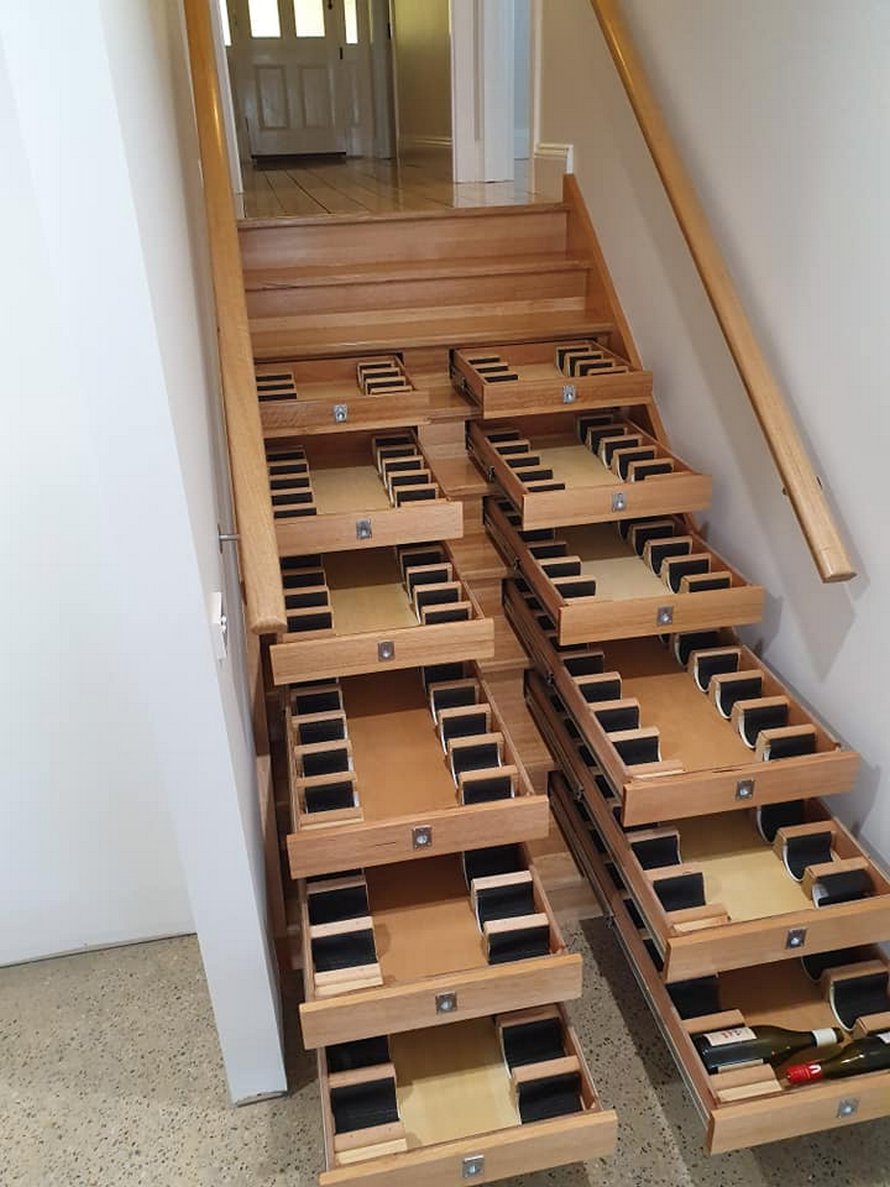 Cet homme a transformé un escalier en cellier pouvant contenir 156 bouteilles de vin