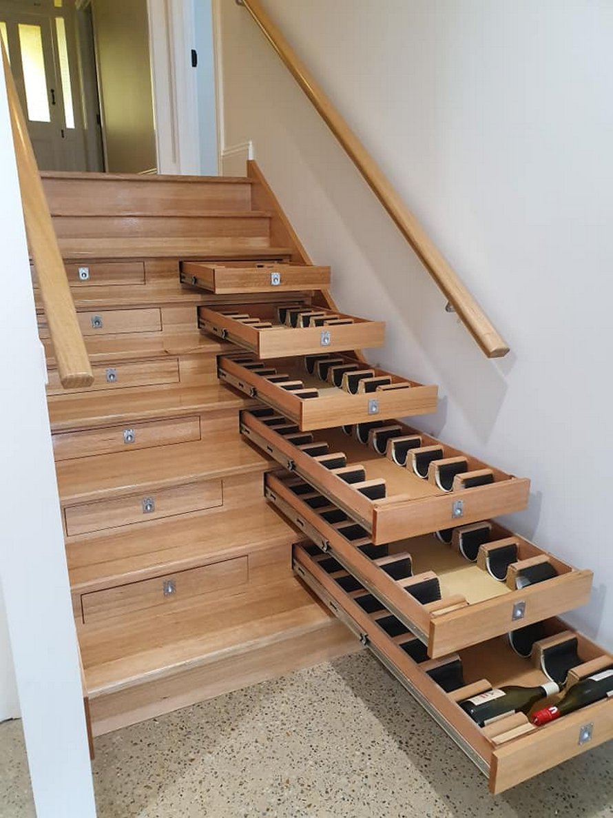 Cet homme a transformé un escalier en cellier pouvant contenir 156 bouteilles de vin