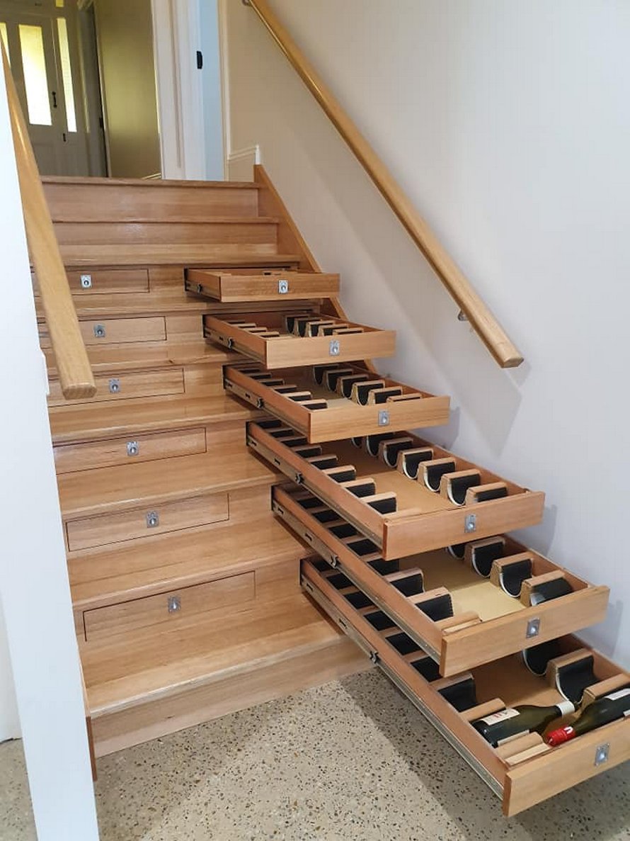 Cet homme a transformé un escalier en cellier contenant 156 bouteilles de vin