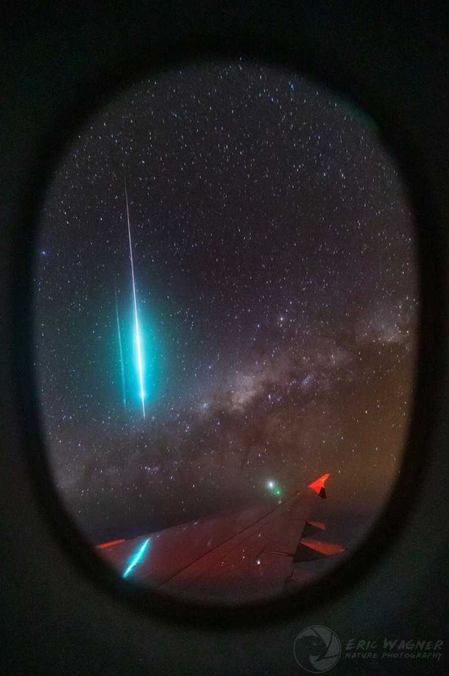 Cet homme a capturé un météore et la Voie lactée en un seul cliché depuis le hublot d’un avion
