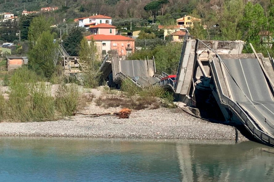 Un immense pont de 258 mètres s’est effondré en Italie, mais seuls deux conducteurs ont été blessés