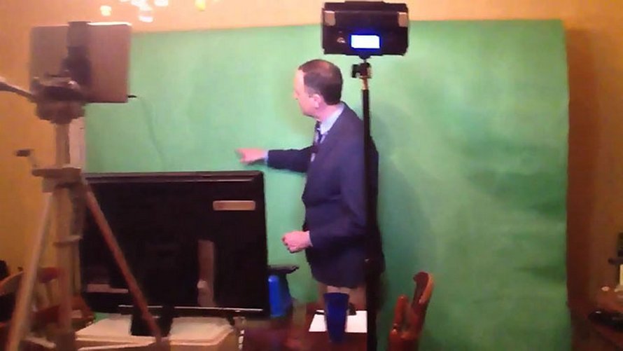Ce météorologue a commencé à travailler à la maison et est devenu viral quand sa chatte a rejoint son émission