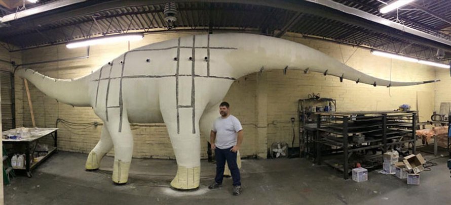 Ce père a construit une aire de jeux en forme de dinosaure de 14 mètres pour ses enfants et il devrait gagner un prix pour son travail