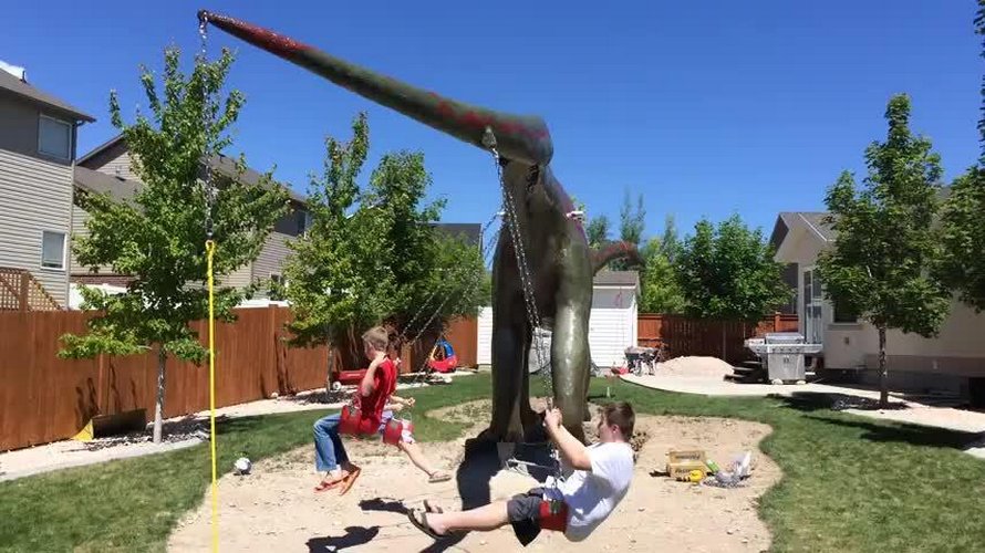 Ce père a construit une aire de jeux en forme de dinosaure de 14 mètres pour ses enfants et il devrait gagner un prix pour son travail