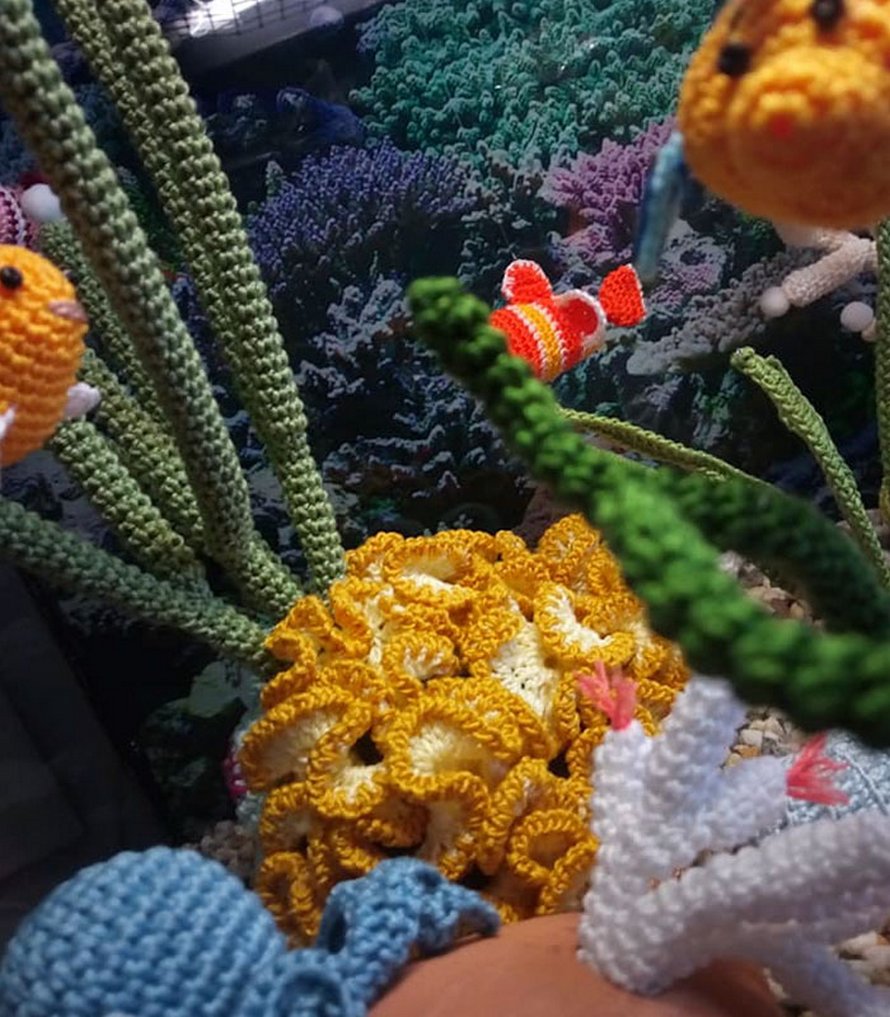 Une artiste italienne a créé un superbe aquarium au crochet