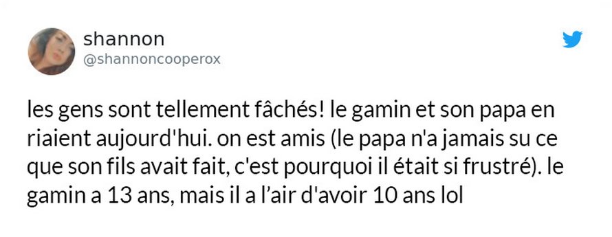 Un enfant verse de l’eau sur le chat d’une femme alors elle lui enseigne une leçon en lui versant un seau d’eau dessus