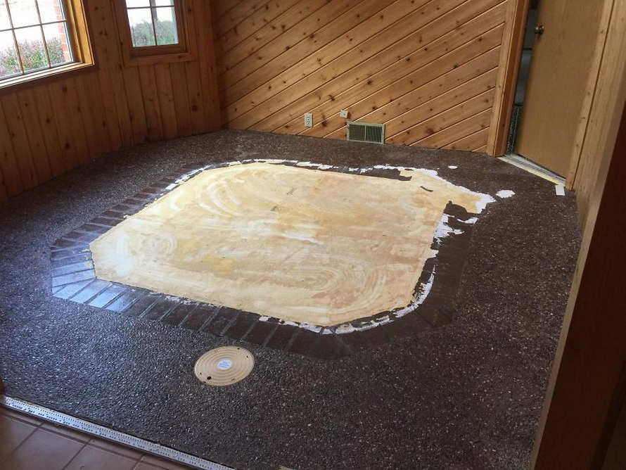 Un couple achète une nouvelle maison et découvre un bain romain caché sous le sol