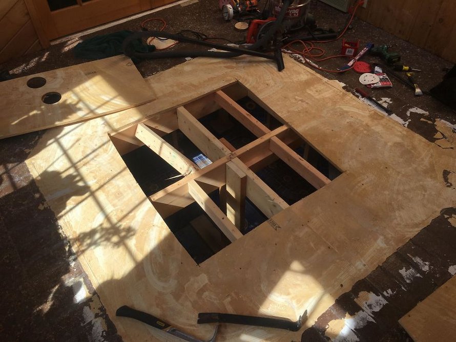 Un couple achète une nouvelle maison et découvre un bain romain caché sous le sol