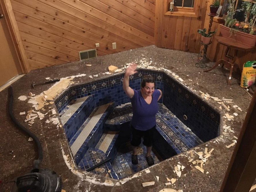 Un couple achète une nouvelle maison et découvre un bain romain caché sous le sol