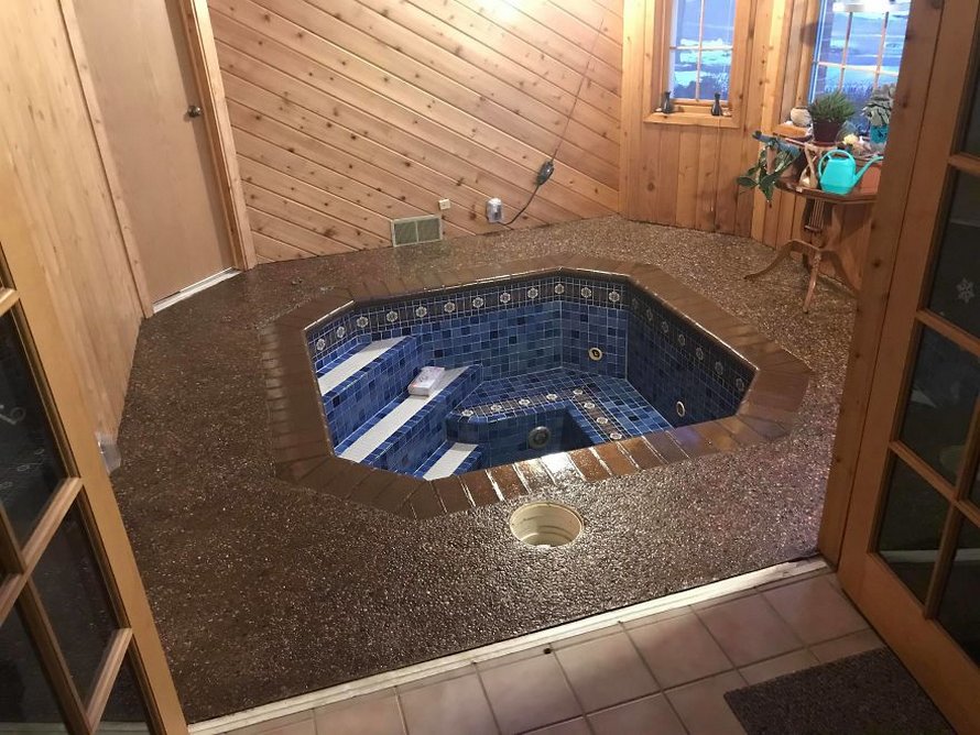 Un couple achète une nouvelle maison et découvre un bain romain caché sous le sol