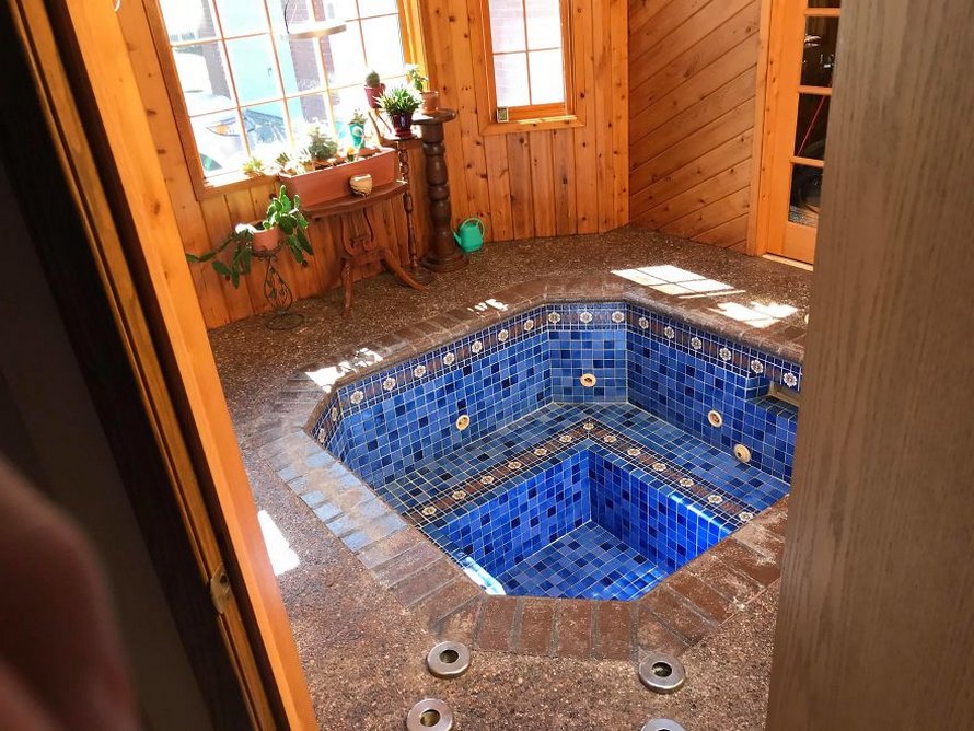 Un couple achète une nouvelle maison et découvre un bain romain caché sous le sol