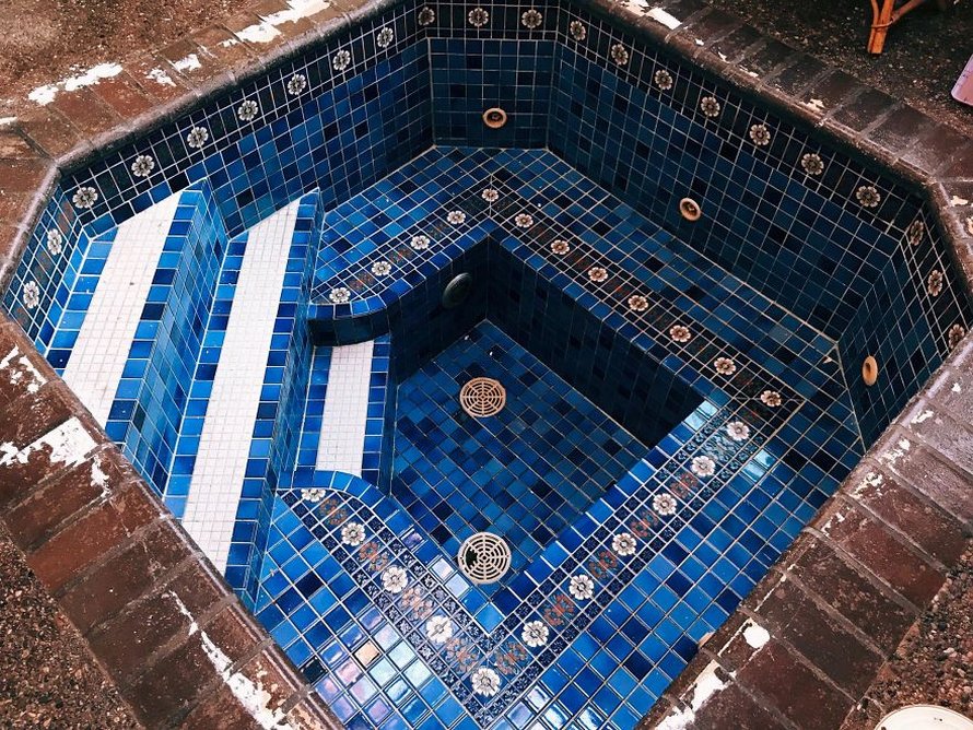 Un couple achète une nouvelle maison et découvre un bain romain caché sous le sol