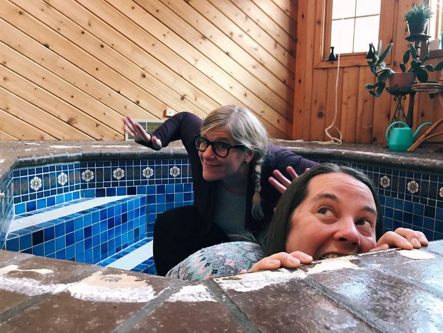 Un couple achète une nouvelle maison et découvre un bain romain caché sous le sol