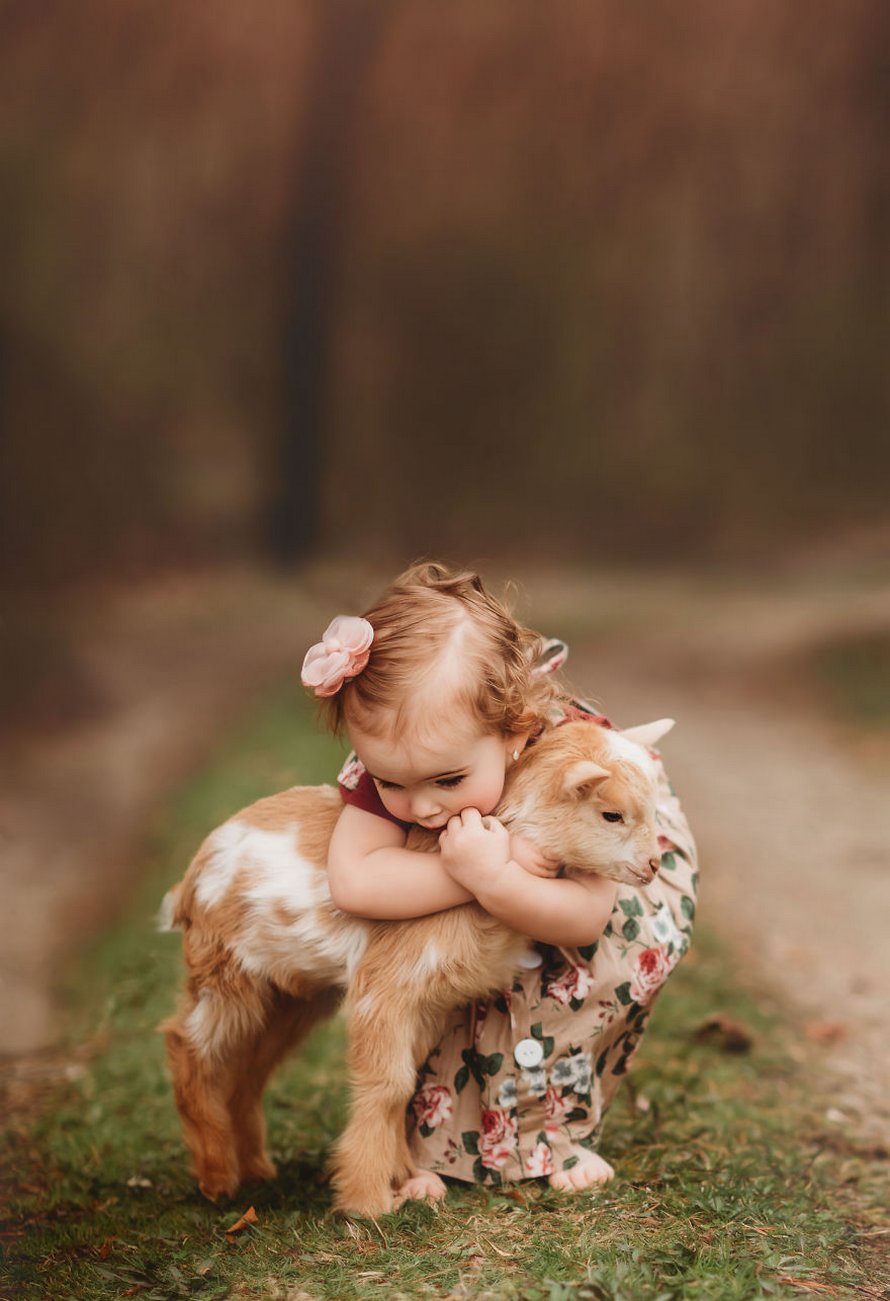J’ai capturé l’innocence des enfants avec des animaux en 33 clichés attendrissants