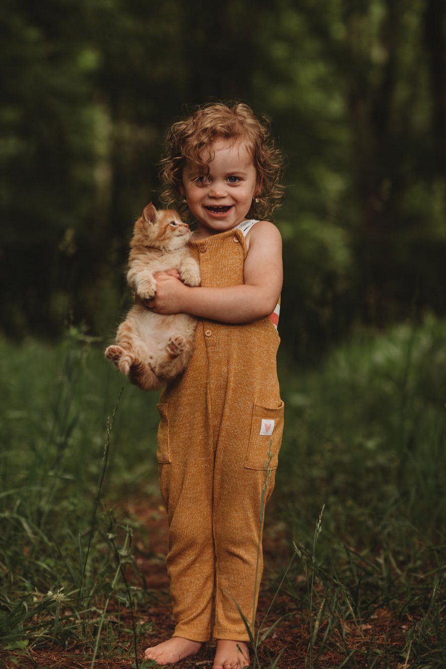 J’ai capturé l’innocence des enfants avec des animaux en 33 clichés attendrissants