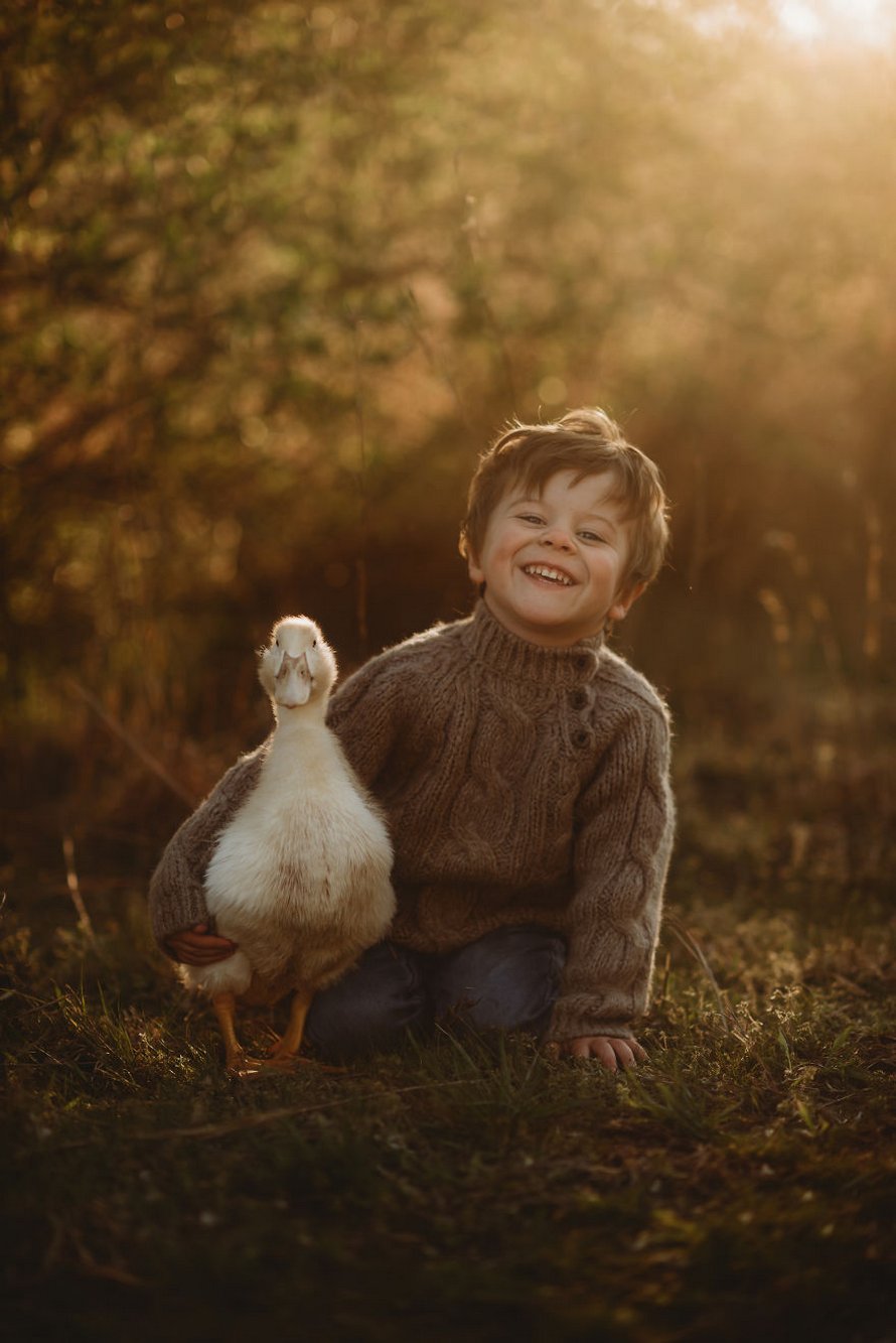 J’ai capturé l’innocence des enfants avec des animaux en 33 clichés attendrissants