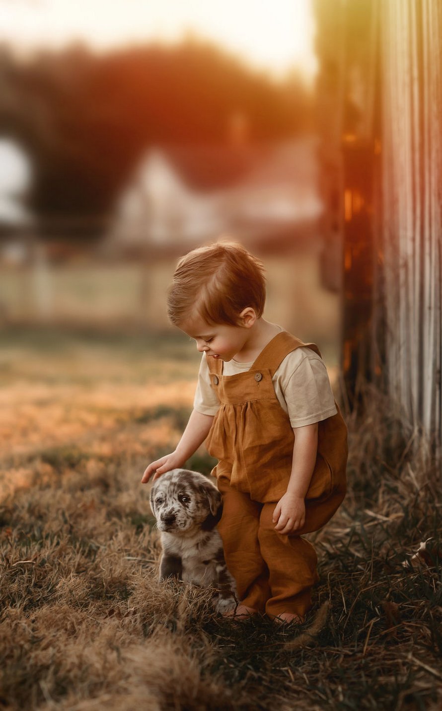 J’ai capturé l’innocence des enfants avec des animaux en 33 clichés attendrissants