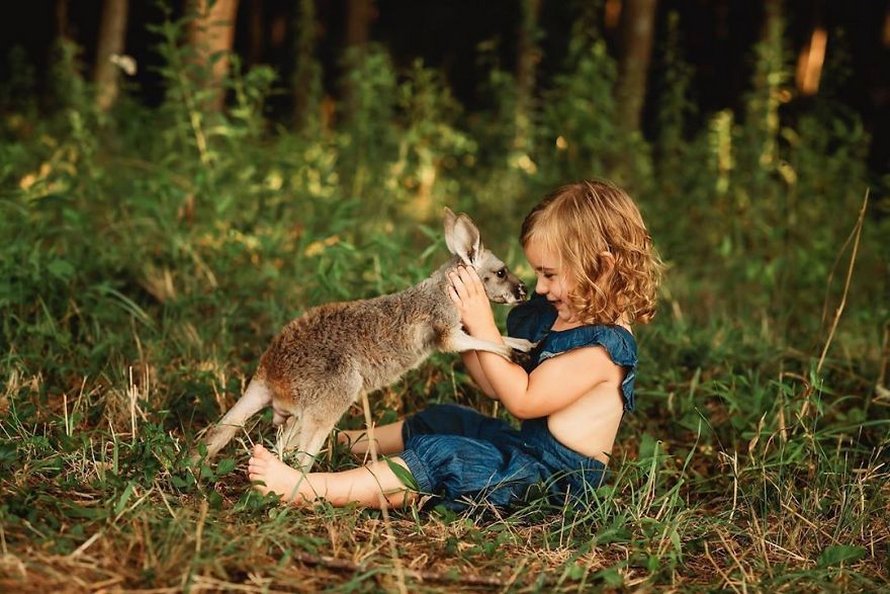 J’ai capturé l’innocence des enfants avec des animaux en 33 clichés attendrissants