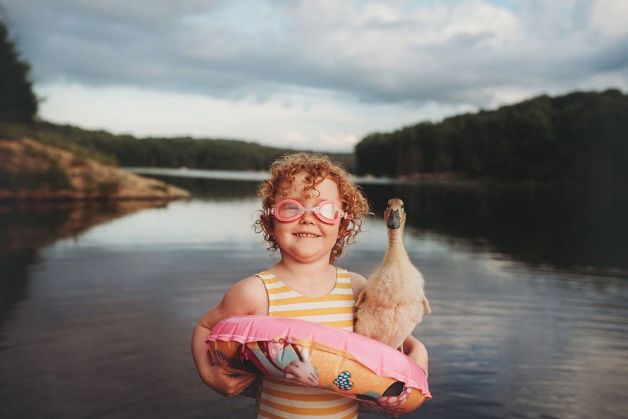 J’ai capturé l’innocence des enfants avec des animaux en 33 clichés attendrissants