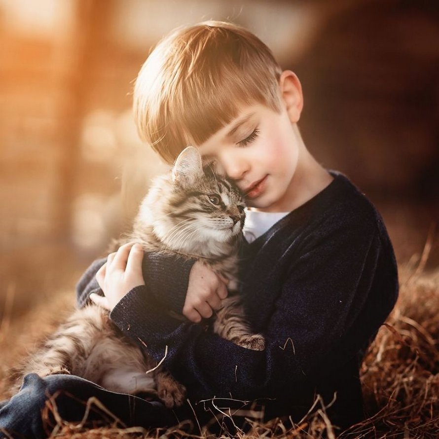 J’ai capturé l’innocence des enfants avec des animaux en 33 clichés attendrissants