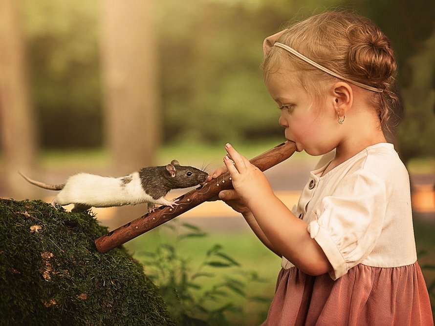 J’ai capturé l’innocence des enfants avec des animaux en 33 clichés attendrissants