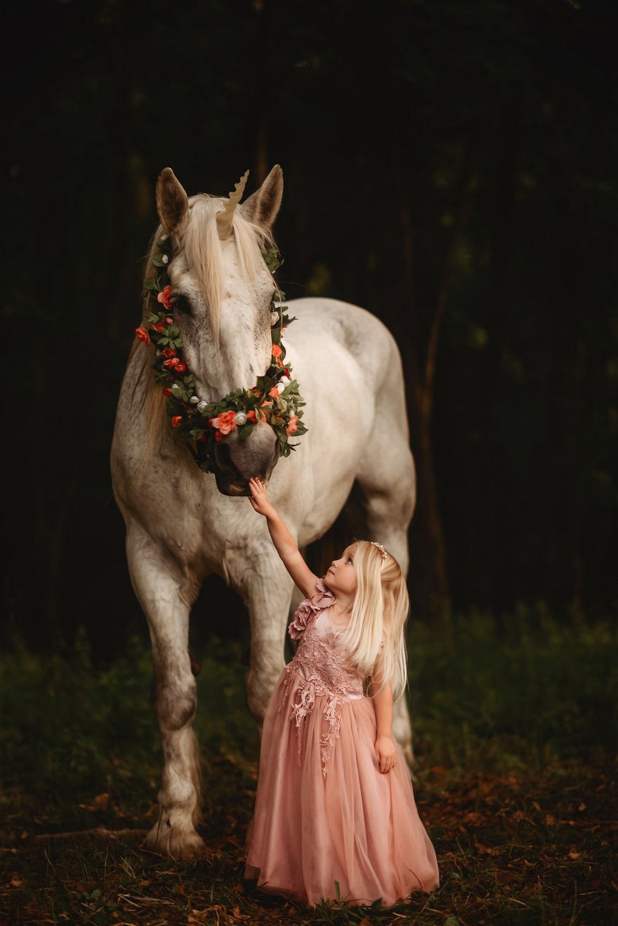 J’ai capturé l’innocence des enfants avec des animaux en 33 clichés attendrissants