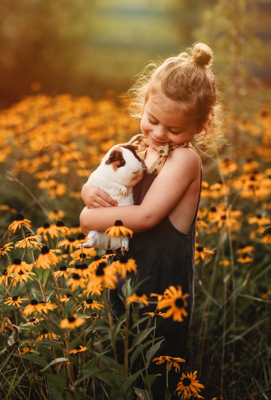 J’ai capturé l’innocence des enfants avec des animaux en 33 clichés attendrissants
