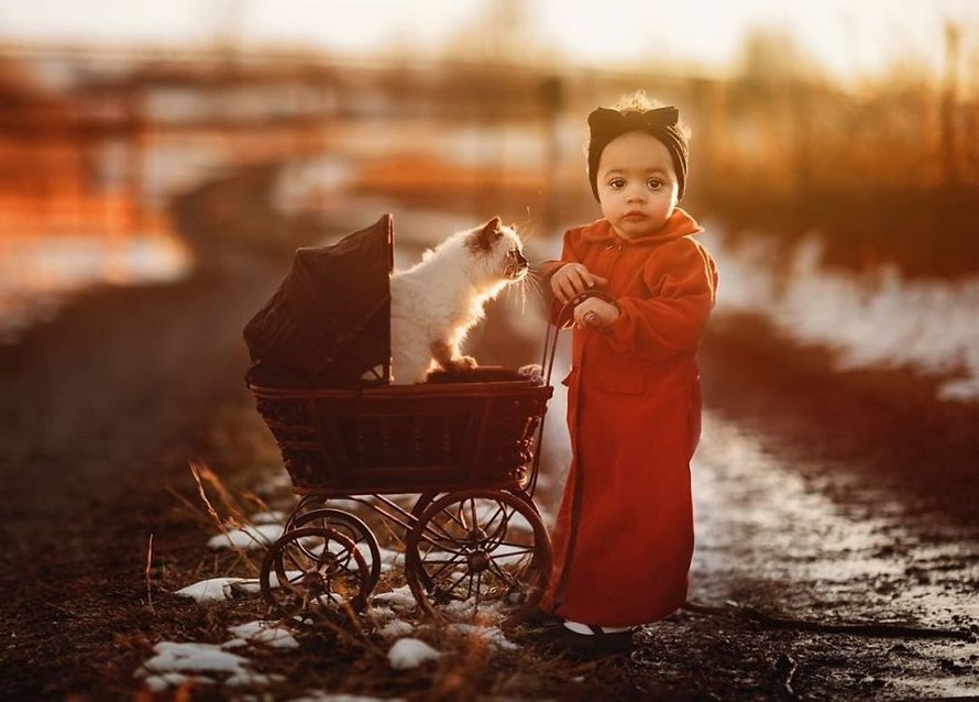 J’ai capturé l’innocence des enfants avec des animaux en 33 clichés attendrissants