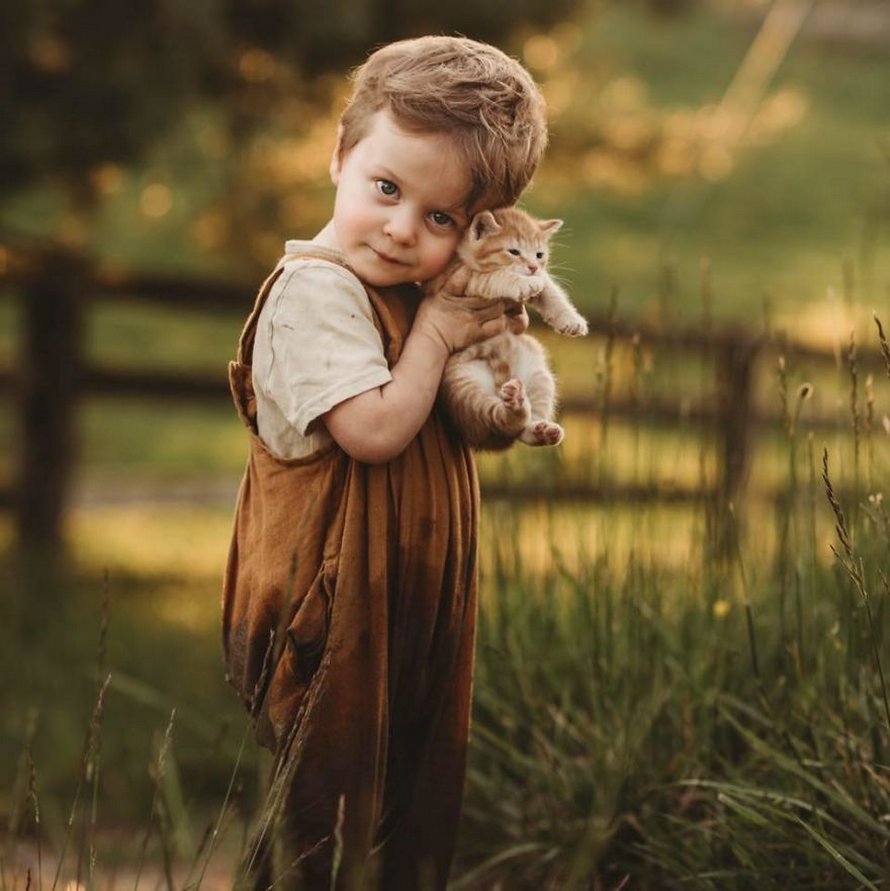 J’ai capturé l’innocence des enfants avec des animaux en 33 clichés attendrissants