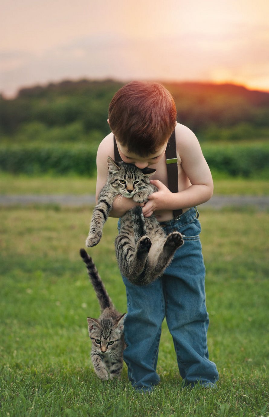 J’ai capturé l’innocence des enfants avec des animaux en 33 clichés attendrissants