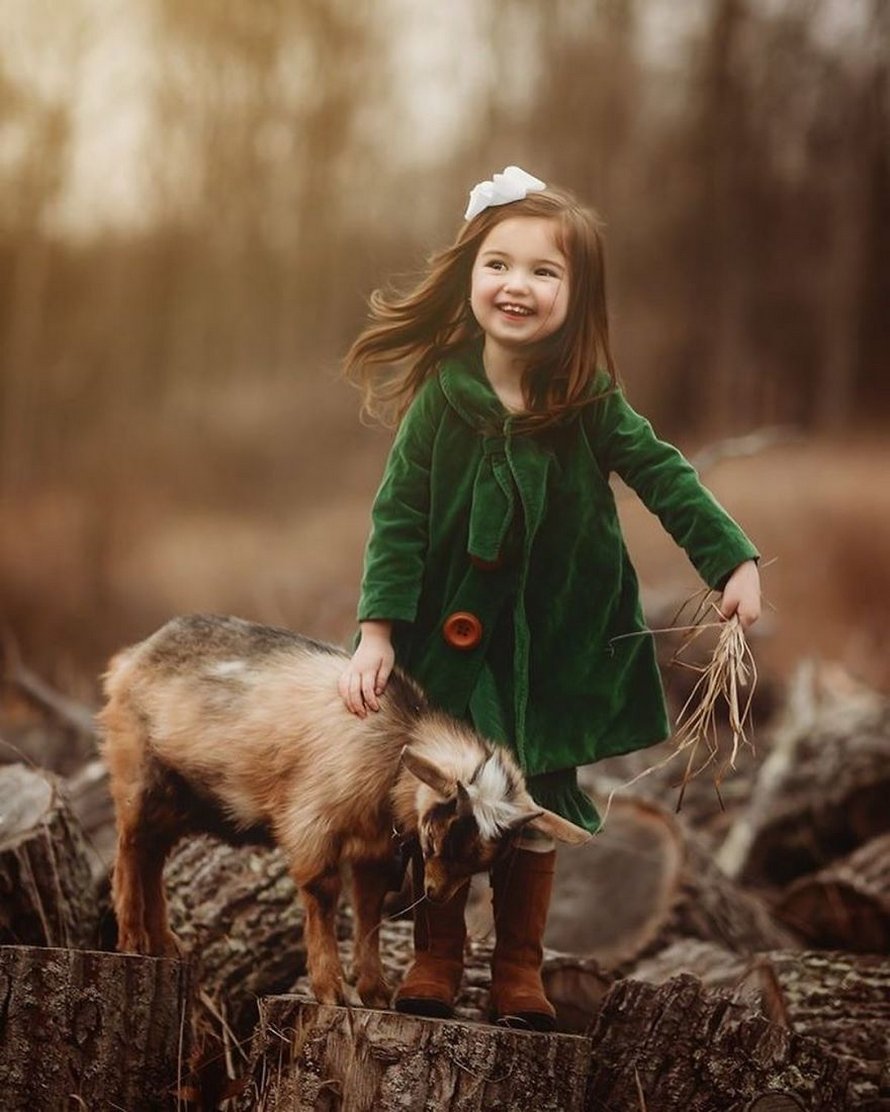 J’ai capturé l’innocence des enfants avec des animaux en 33 clichés attendrissants