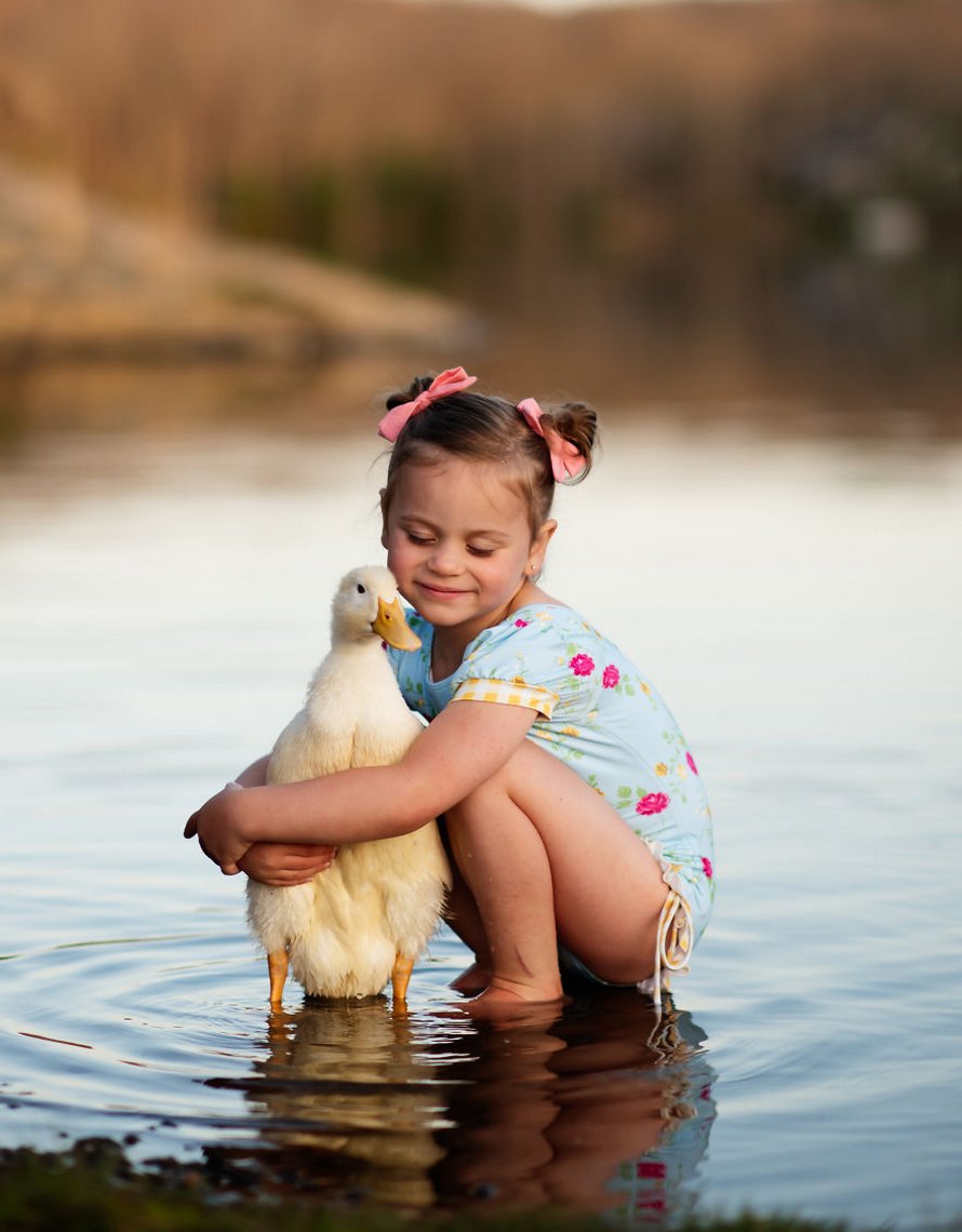 J’ai capturé l’innocence des enfants avec des animaux en 33 clichés attendrissants