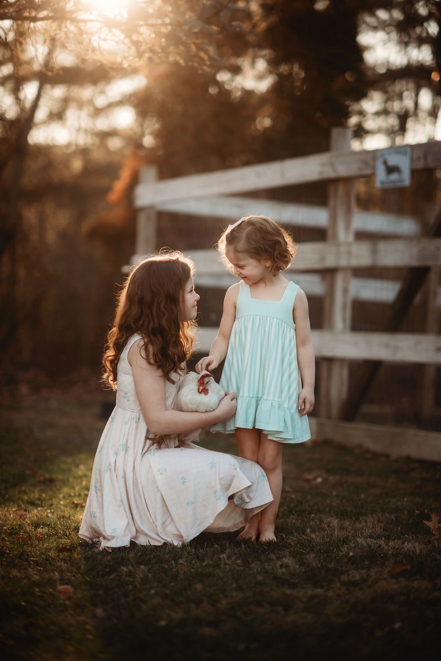 J’ai capturé l’innocence des enfants avec des animaux en 33 clichés attendrissants