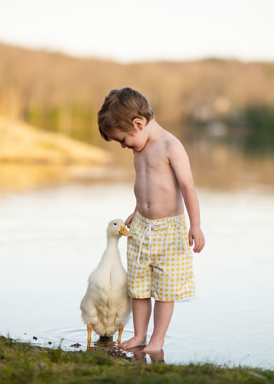 J’ai capturé l’innocence des enfants avec des animaux en 33 clichés attendrissants