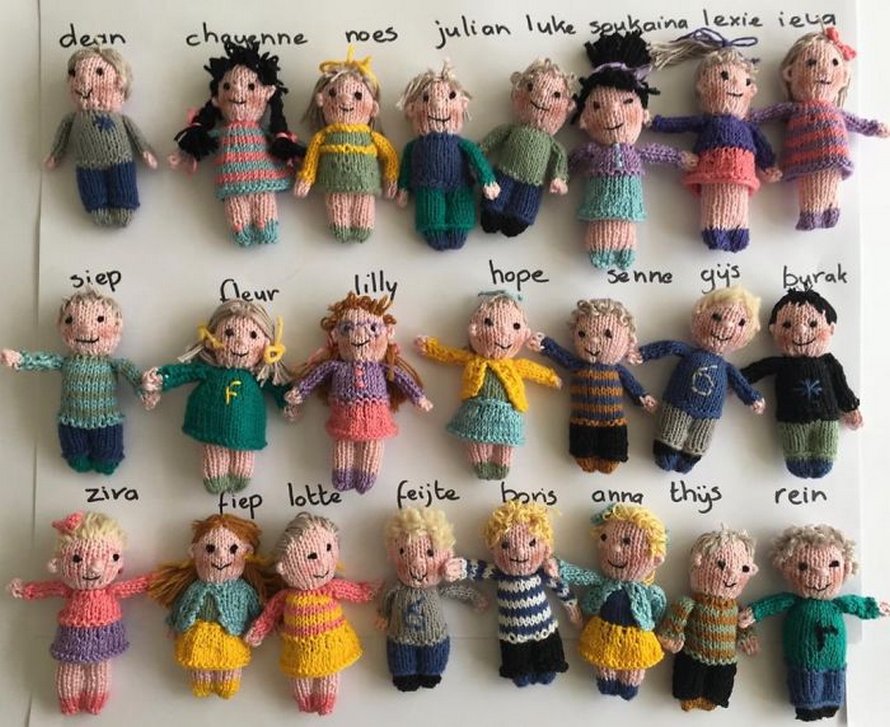 Les élèves de cette enseignante lui manquaient tellement qu’elle a tricoté de petites poupées des 23 enfants de sa classe