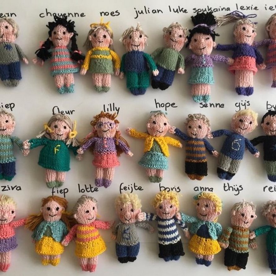 Les élèves de cette enseignante lui manquaient tellement qu’elle a tricoté de petites poupées des 23 enfants de sa classe