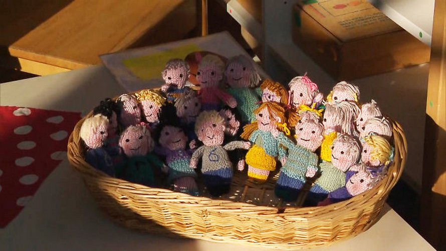 Les élèves de cette enseignante lui manquaient tellement qu’elle a tricoté de petites poupées des 23 enfants de sa classe
