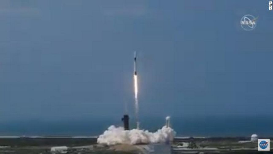 La fusée de SpaceX et la NASA transportant des astronautes a été lancée avec succès