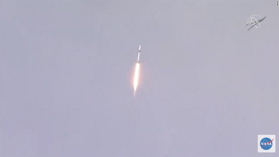 La fusée de SpaceX et la NASA transportant des astronautes a été lancée avec succès