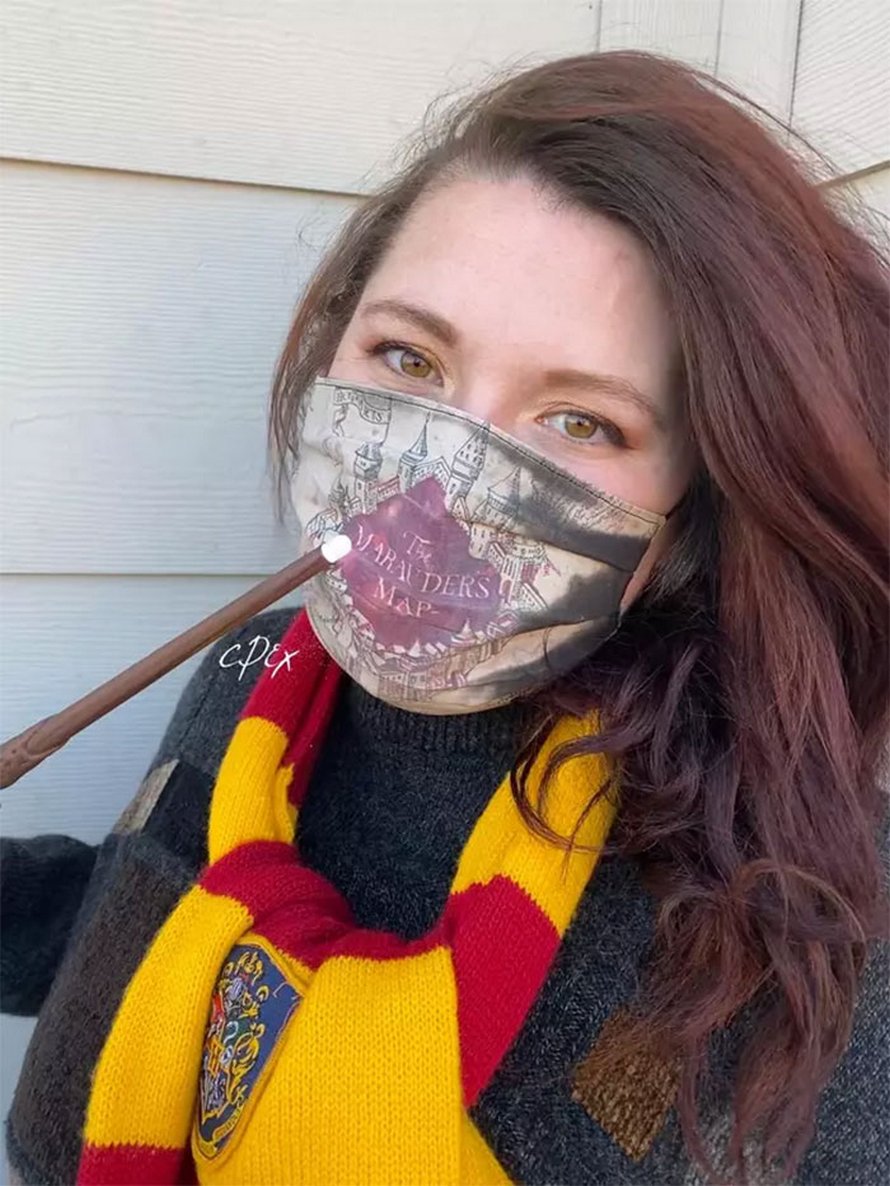 Une femme crée un masque d’Harry Potter sur lequel apparaît la Carte du Maraudeur lorsque vous respirez