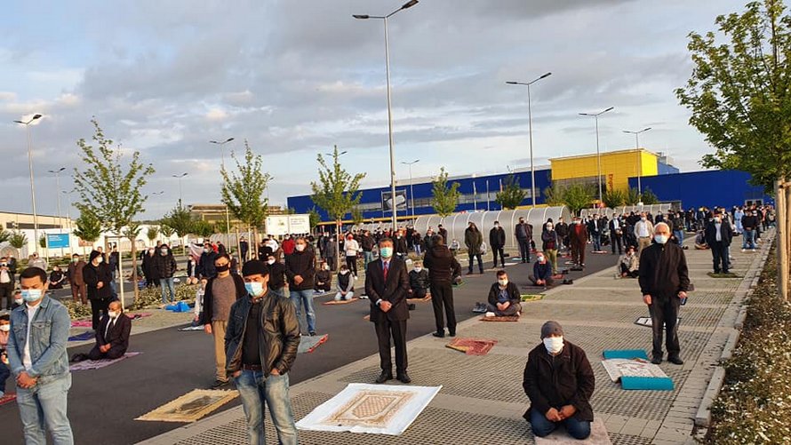 Des images incroyables montrent des musulmans utilisant le stationnement d’un IKEA pour prier tout en pratiquant la distanciation sociale