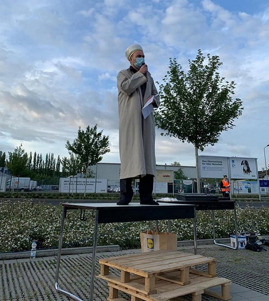 Des images incroyables montrent des musulmans utilisant le stationnement d’un IKEA pour prier tout en pratiquant la distanciation sociale