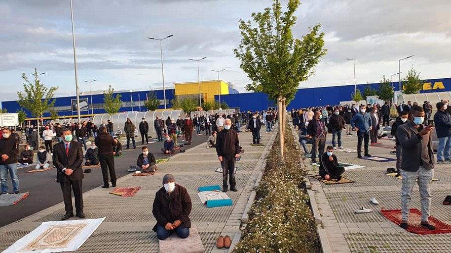 Des images incroyables montrent des musulmans utilisant le stationnement d’un IKEA pour prier tout en pratiquant la distanciation sociale