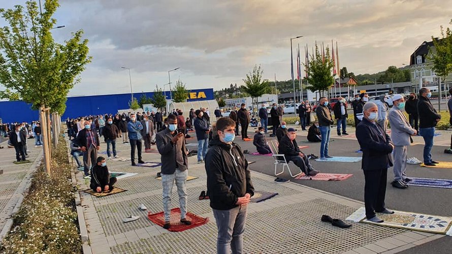 Des images incroyables montrent des musulmans utilisant le stationnement d’un IKEA pour prier tout en pratiquant la distanciation sociale