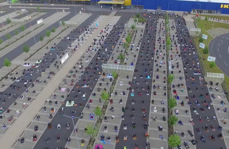 Des images incroyables montrent des musulmans utilisant le stationnement d’un IKEA pour prier tout en pratiquant la distanciation sociale