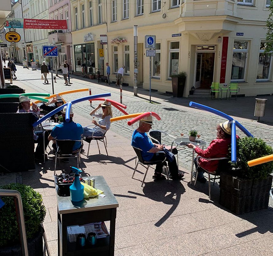 Un café en Allemagne donne des chapeaux avec des frites de piscine aux clients pour favoriser la distanciation sociale