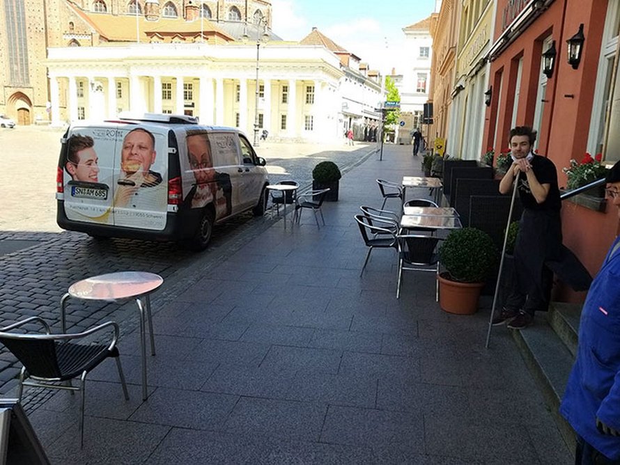Un café en Allemagne donne des chapeaux avec des frites de piscine aux clients pour favoriser la distanciation sociale