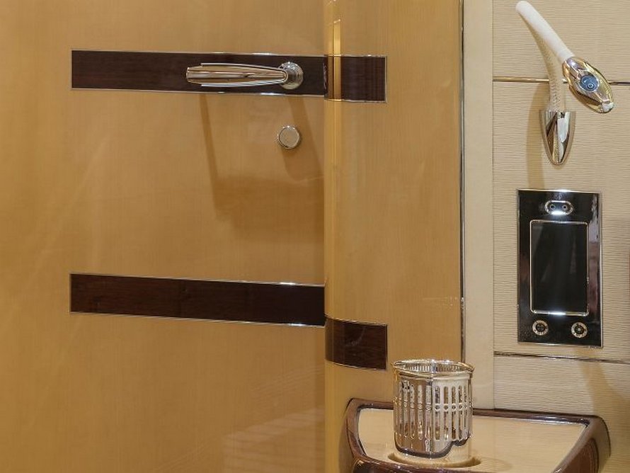25 photos du plus grand jet privé au monde qui ressemble à un manoir volant